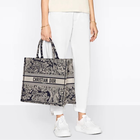 Large Dior Book Tote Blue Toile de Jouy Reverse Embroidery - Picture 5 of 11